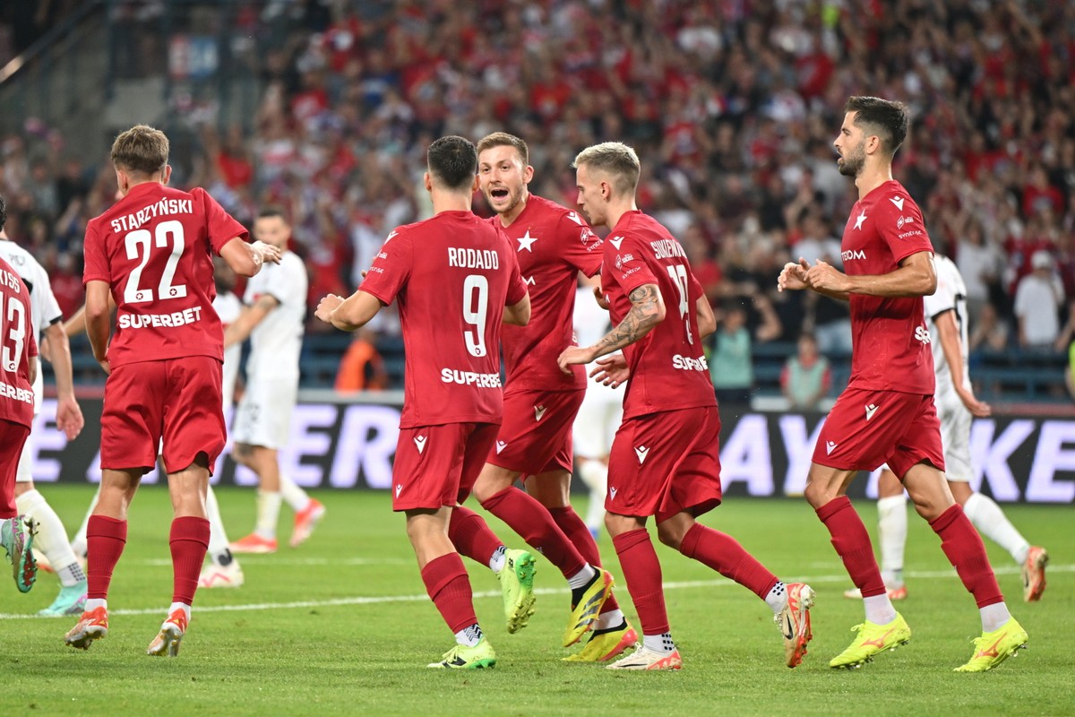Piłkarze Wisły Kraków cieszą się z gola podczas rewanżowego meczu 3. rundy eliminacji Ligi Konferencji ze Spartakiem Trnawa