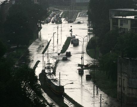 14.06.2007 LODZ SILNA NAWALNICA PRZESZLA NAD LODZIA N/Z ZALANA UL ZIELONAFOTO CEZARY PECOLD