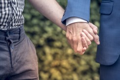 Konfederacja zarzuca PiS hipokryzję: W serialach TVP pary LGBT są przedstawiane ultrapozytywnie