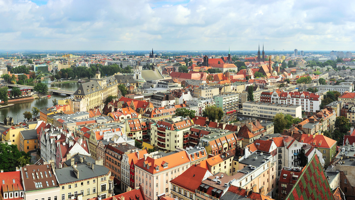 482 mln euro to szacunkowy koszt projektu deweloperskiego zagospodarowania przestrzeni wokół położonego w centrum Wrocławia zabytkowego Dworca Świebodzkiego. PKP wyłoniły firmę, z którą będą prowadzić rokowania ws. budowy tam kompleksu mieszkaniowo-biurowego.