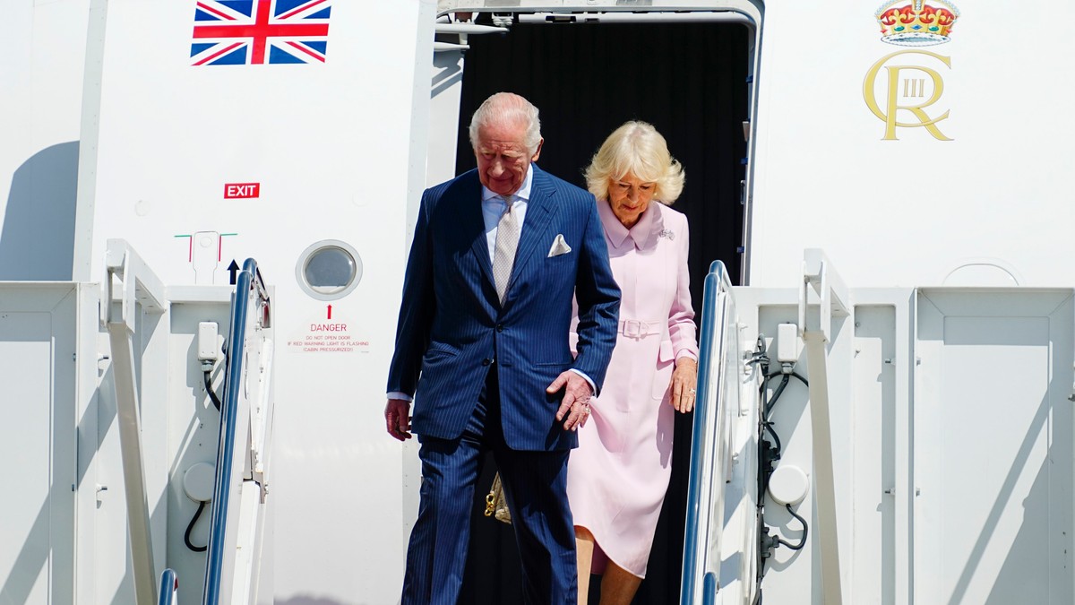 (FOTO) KRALJ ČARLS I KRALJICA KAMILA STIGLI U AMERIKU Šok na aerodromu: Tramp ih nije sačekao