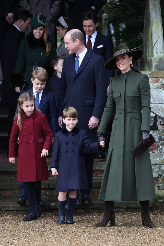 Princ i prince od Velsa sa svoje troje dece na božićnoj službi 