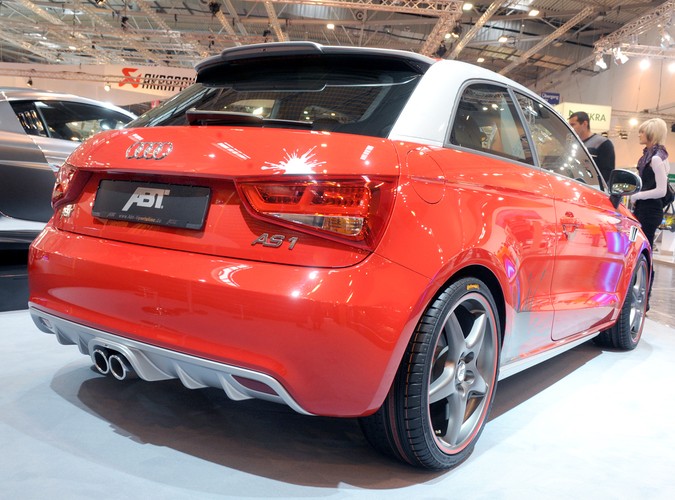 Essen Motor Show kręci się na całego! To prawdziwe targowisko próżności, mocy i błyszczących karoserii. Wystawa w Essen jest najbardziej oczekiwaną imprezą tuningową na świecie. Właśnie tam, jak do Mekki, ciągną fani najdziwniejszych czterech kółek…