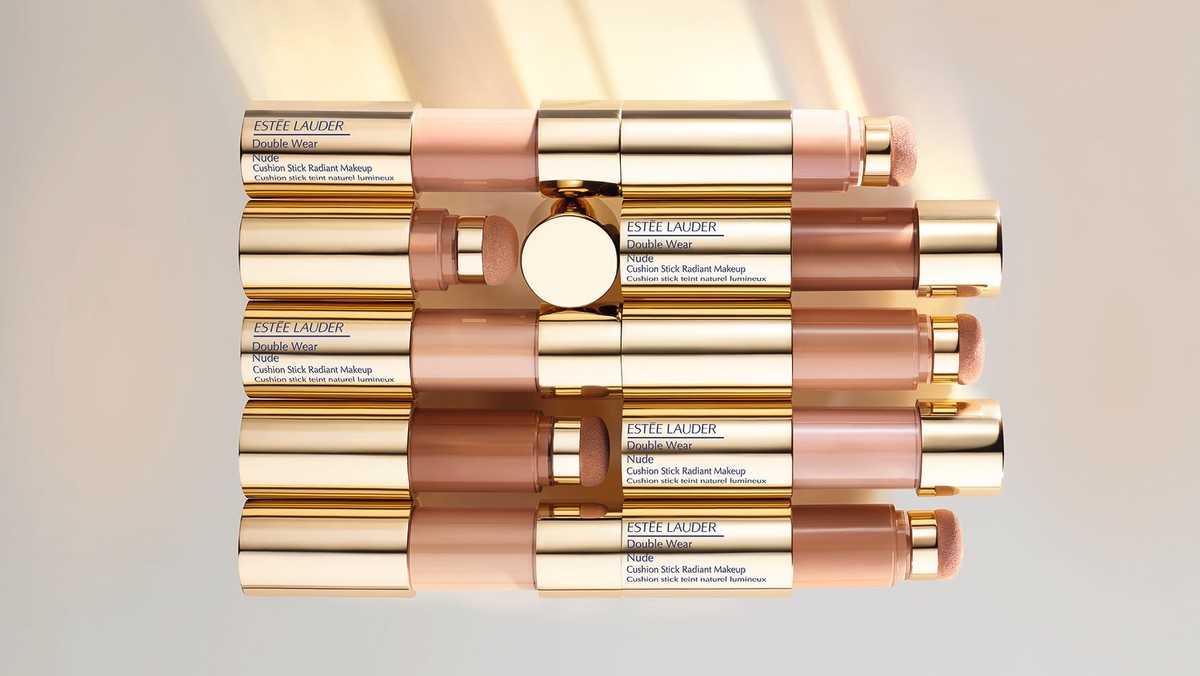 Estée Lauder prezentuje Nude w innowacyjnej wersji Double Wear. Przetestuj nowość - Double Wear Nude Cushion Stick Radiant Makeup - preparat + narzędzie do makijażu w jednym. Nowatorski, praktyczny w użyciu podkład ma wbudowany aplikator pozwalający precyzyjne dozować trwałą i szybko nawilżają recepturę oraz dokładne tuszowanie niedoskonałości.