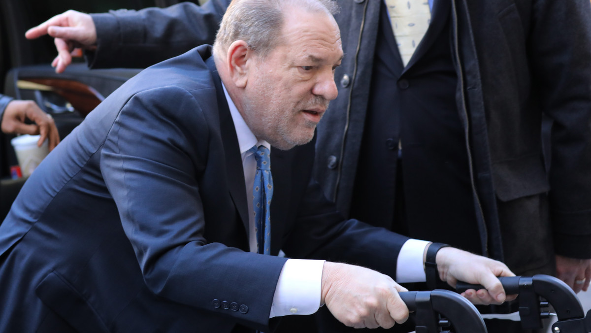 Za miesiąc Harvey Weinstein ma zostać przewieziony z Nowego Jorku do Los Angeles. Stanie tam przed sądem w związku z kolejnymi 11 oskarżeniami o przemoc seksualną. Wyjściem z tej sytuacji może okazać się interwencja gubernatora Nowego Jorku Andrew Cuomo. O odmowę ekstradycji mogą również starać się prawnicy producenta.