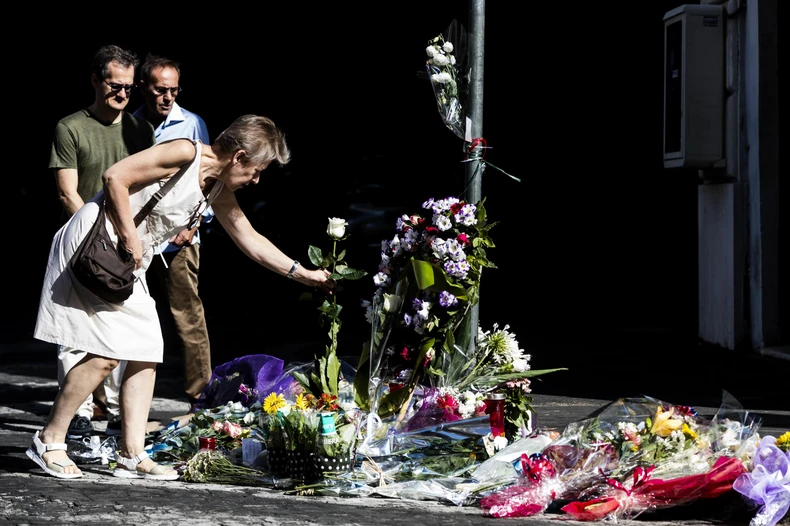 Ljudi ostavljaju cveće na mestu gde je nastradao policajac