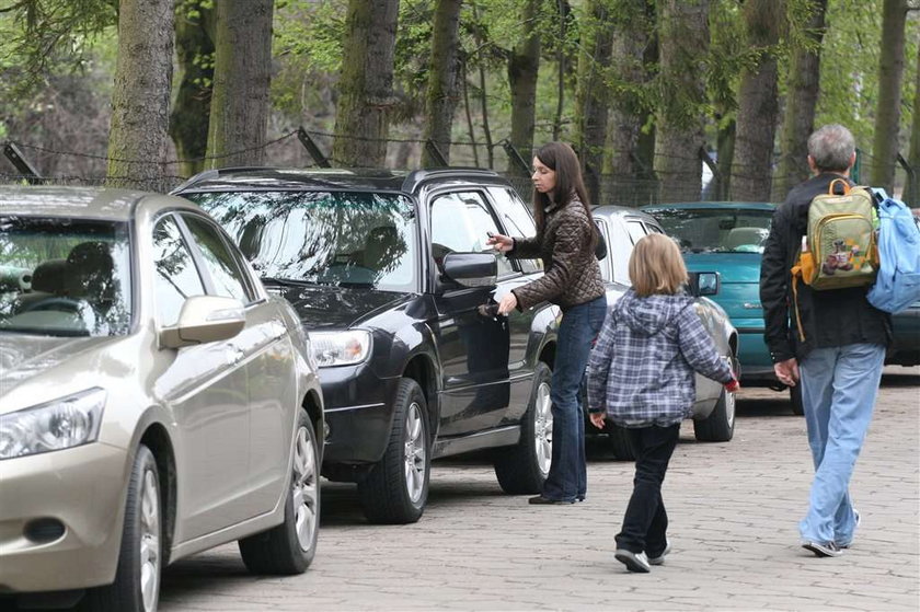Marta Kaczyńska odprowadza dzieci do szkoły.