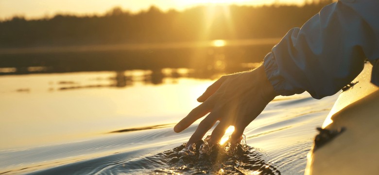 Para dwudziestolatków wybrała się łódką nad zatokę. Nagle pojawił się rosyjski dron...