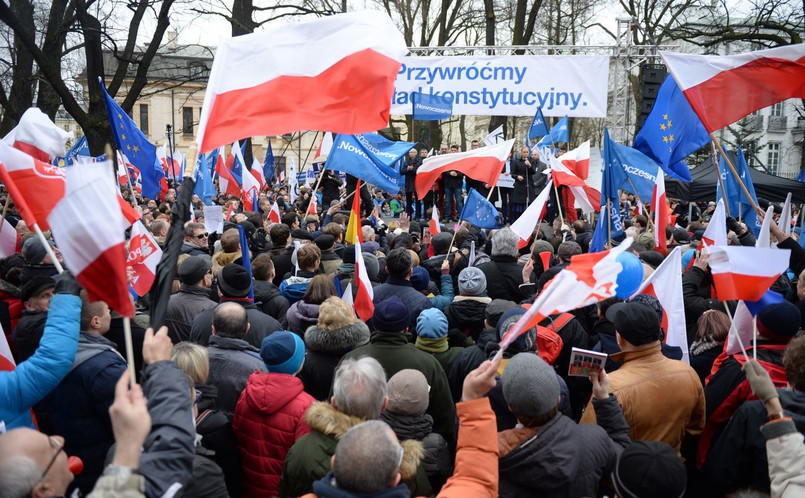 Manifestacja, pod hasłem "Przywróćmy ład konstytucyjny" ma związek ze środowym orzeczeniem Trybunału Konstytucyjnego oraz wydaną w piątek opinią Komisji Weneckiej na temat zmian w ustawie o TK.