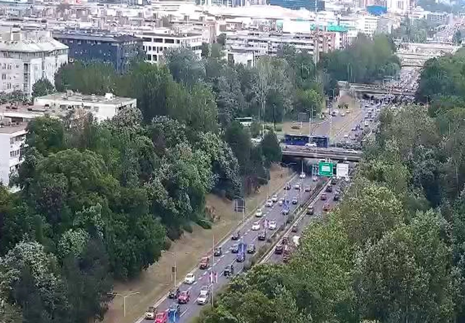 Otežan saobraćaj na moto-putu kroz Beograd.