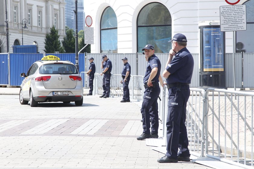 Warszawa jak twierdza - zagrodzili ulice i Plac Zamkowy