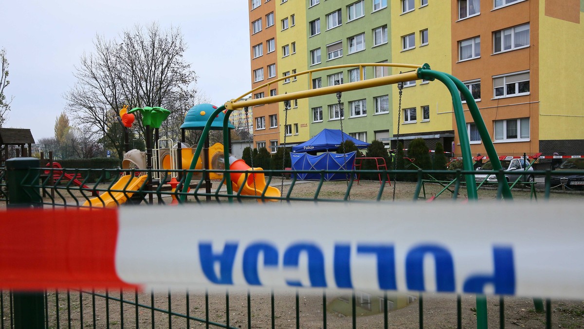 Prokuratura Okręgowa w Koninie wszczęła w piątek śledztwo ws. śmiertelnego postrzelenia przez policjanta 21-letniego mężczyzny. Zdarzenie miało miejsce w czwartek w tym samym mieście. Postępowanie dotyczy nieumyślnego nadużycia uprawnień przez funkcjonariusza publicznego i nieumyślnego spowodowania śmierci.