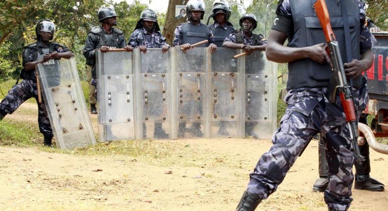 Riot police block a driveway leading to the home of leading opposition politician , Uganda. February 20, 2016. REUTERS/James Akena