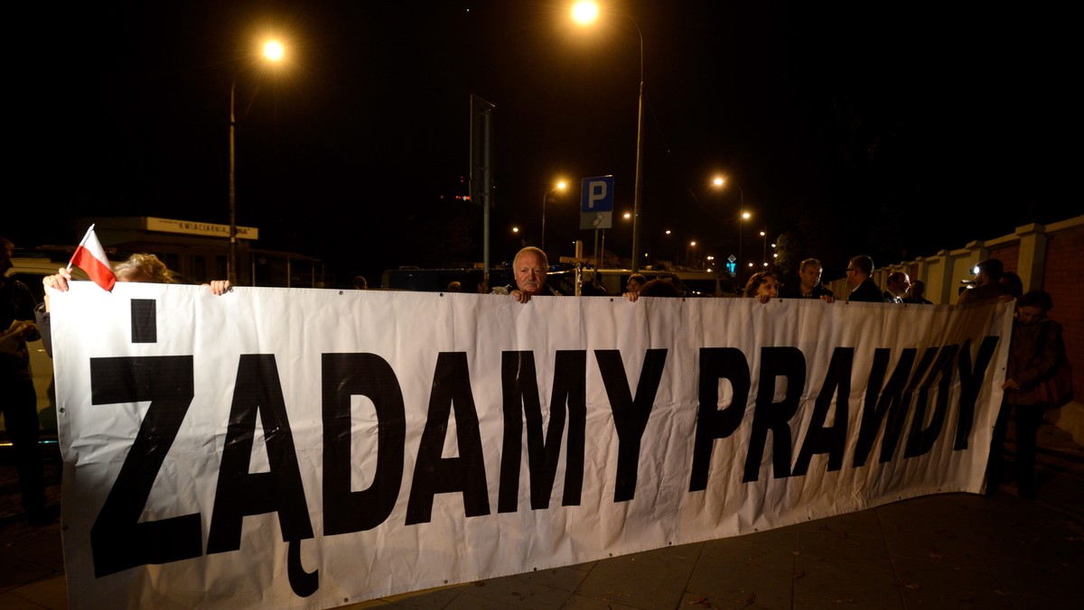 Po odbywających się w niespokojnej atmosferze ekshumacjach dwóch ofiar katastrofy smoleńskiej poseł PiS żąda od premiera Donalda Tuska wyjaśnień. Ironicznie też pyta, czy przy zabezpieczeniu ekshumacji, przypadkiem nie planowano użycia czołgów i wozów opancerzonych. — To, co się działo w Gdańsku, było chore — uzasadnia w rozmowie z Onetem.