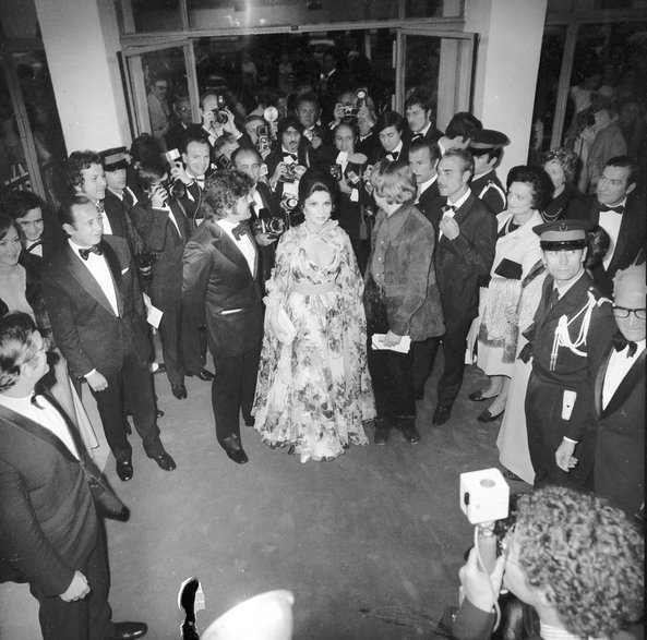 Gina Lollobrigida na pokazie filmu "Król, dama i walet" Jerzego Skolimowskiego w Cannes [1972 r.]