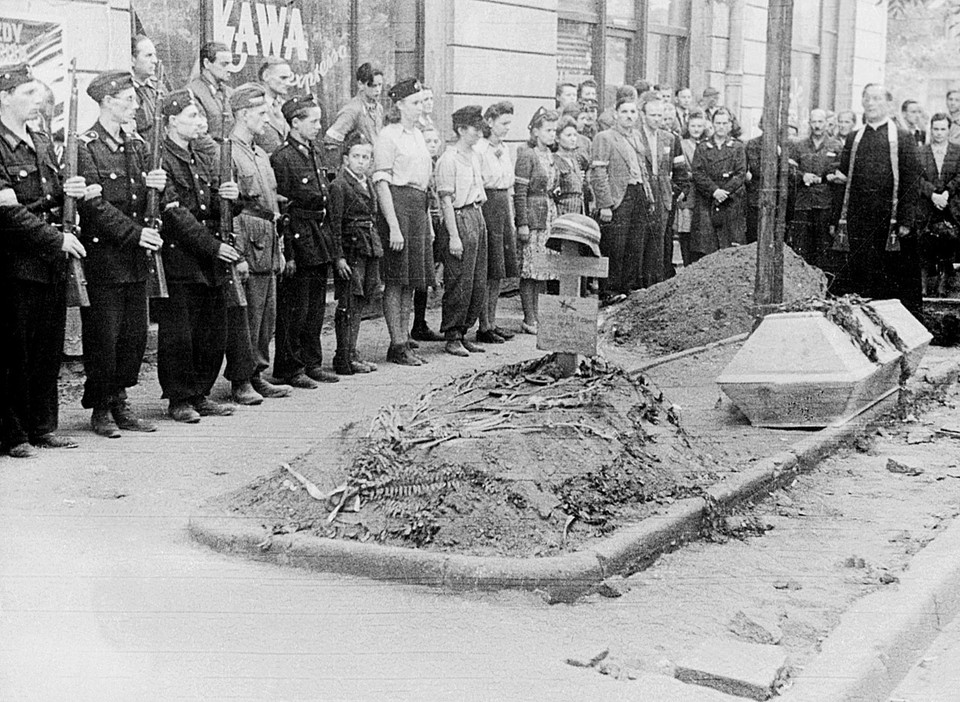 ARCHIWALNE POWSTANIE WARSZAWSKIE (Pogrzeb powstańca)