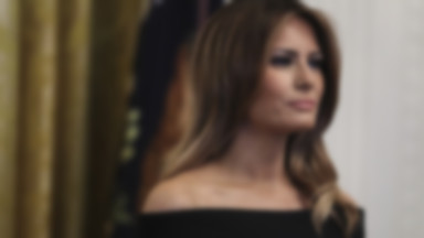 Melania Trump w małej czarnej z seksownie odsłoniętymi ramionami