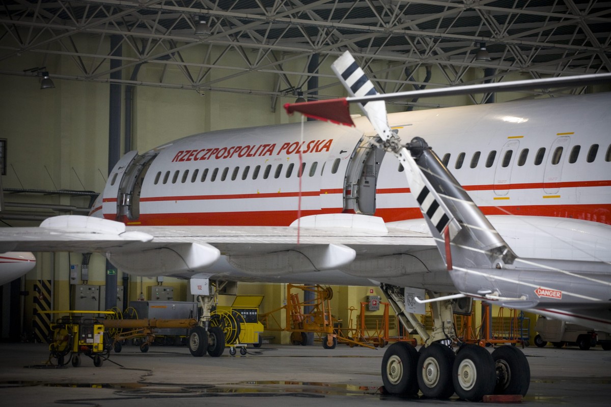 Rządowy samolot na przeglądzie w hangarze
