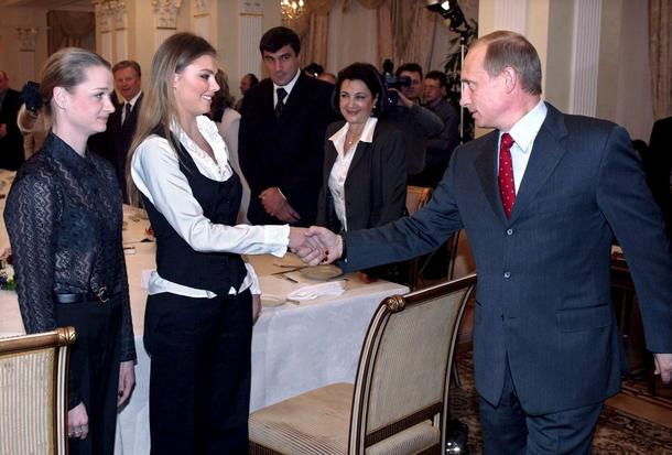 Spotkanie prezydenta Rosji Władimira Putina i łyżwiarki Aliny Kabajewej. 10 marca 2004 r.