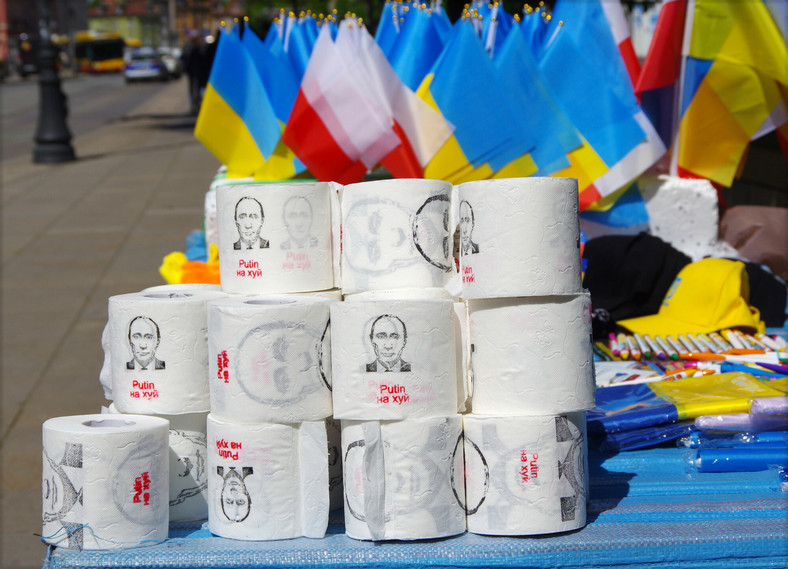 Papier toaletowy z podobizną Putina i parafrazą hasła z Wyspy Węży był sprzedawany chociażby w Warszawie już w maju 2022 r.