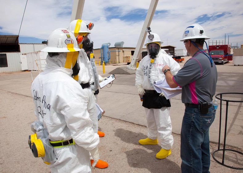 Eksperci amerykańskiego Departamentu ds. Energii przygotowują się do zejścia pod ziemię w celu przeprowadzenia inspekcji składowiska i wykrycia źródła promieniowania. 