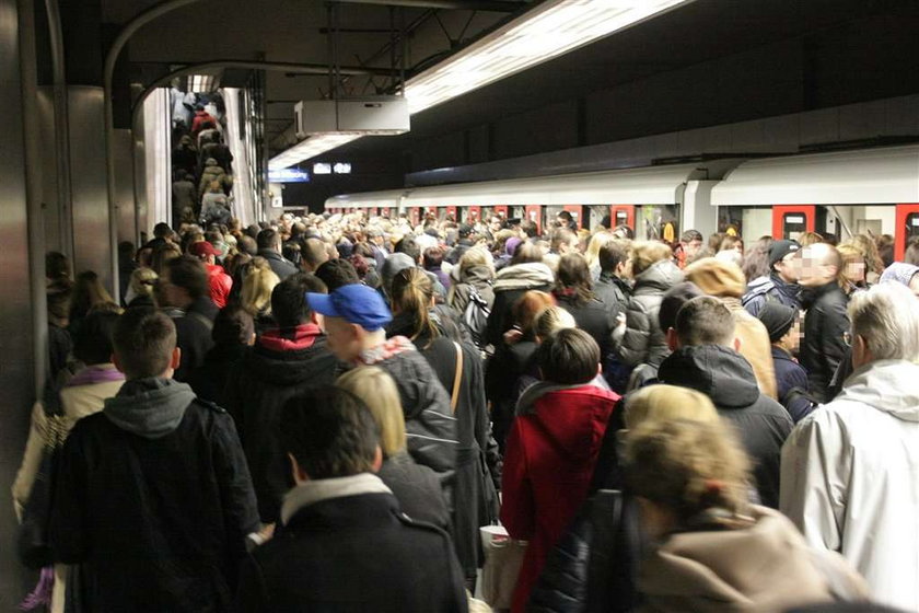 Chaos i bałagan po zamknięciu metra