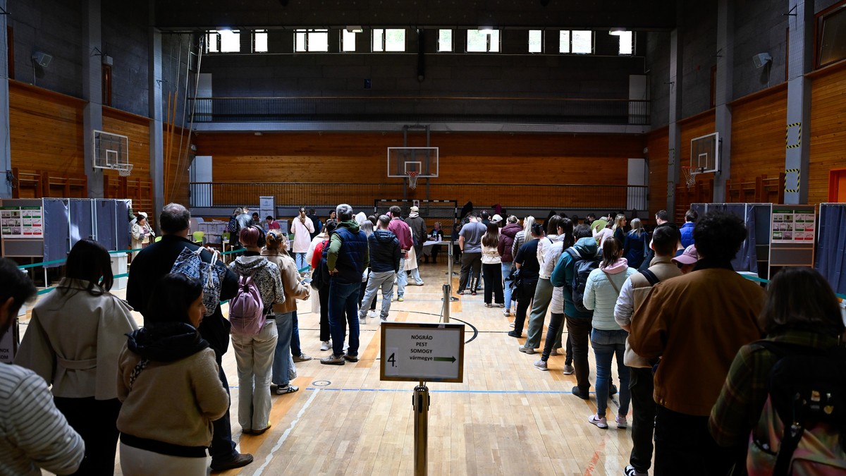 Red za glasanje na izborima u Budimpešti u Mađarskoj 12. aprila