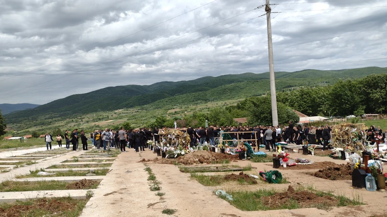 Nekoliko stotina ljudi ispratilo je Aleksu na večni počinak