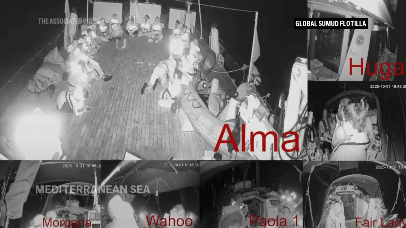 Na snímke aktivisti na palube flotily Global Sumud, ktorá sa plavila do Pásma Gazy.