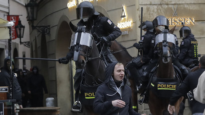 Összecsaptak a rendőrökkel a tüntetők Prágában