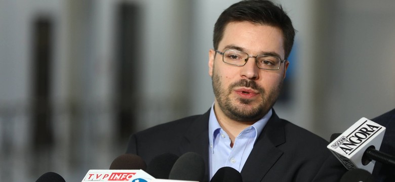 Tyszka wolałby zwrot nagród do budżetu, a nie "PR-ową ustawkę". Schetyna: Widać popłoch w PiS