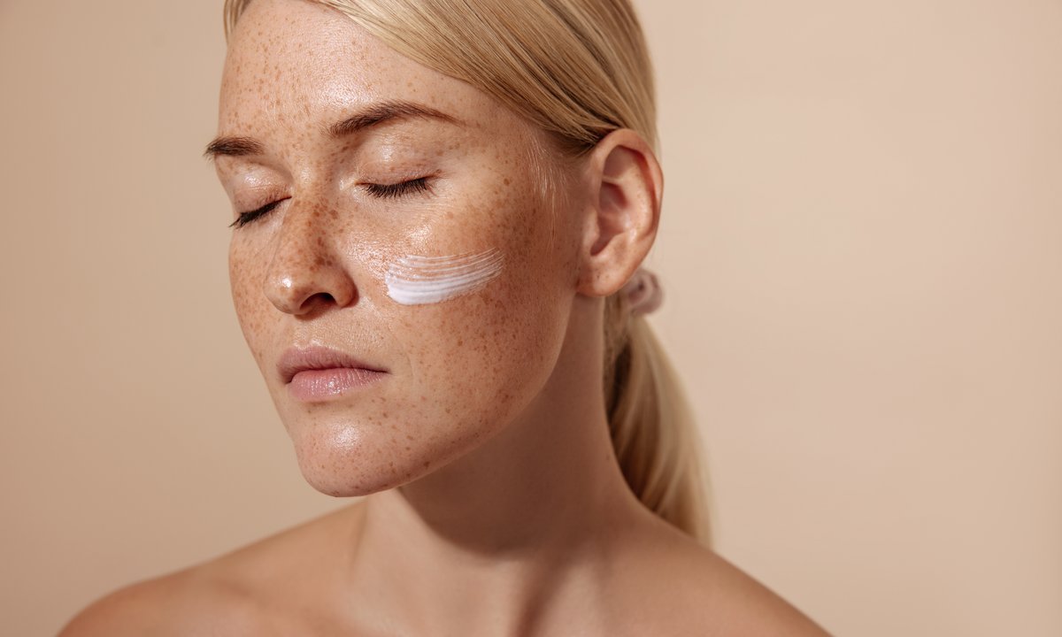 Ten hit już w 15 dni wymazuje choćby mocno widoczne przebarwienia.  Rozjaśniająca petarda!