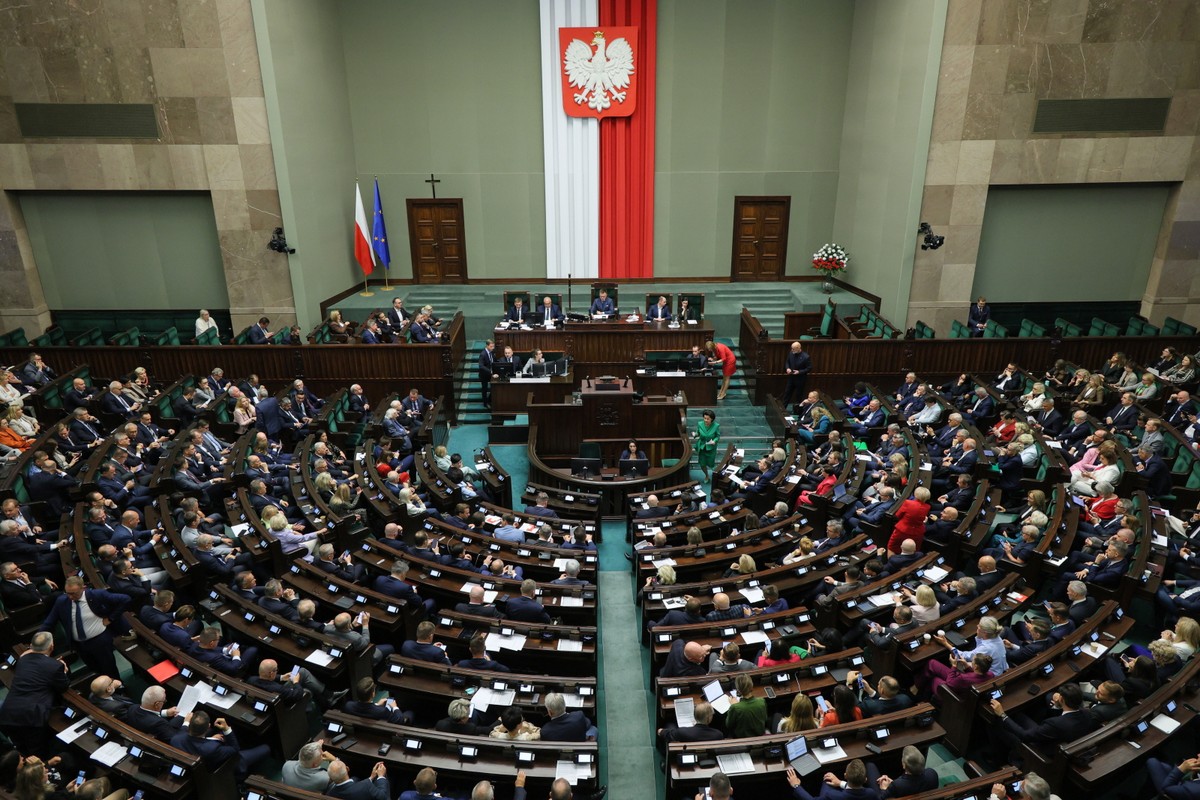 Posłowie na sali obrad Sejmu w Warszawie