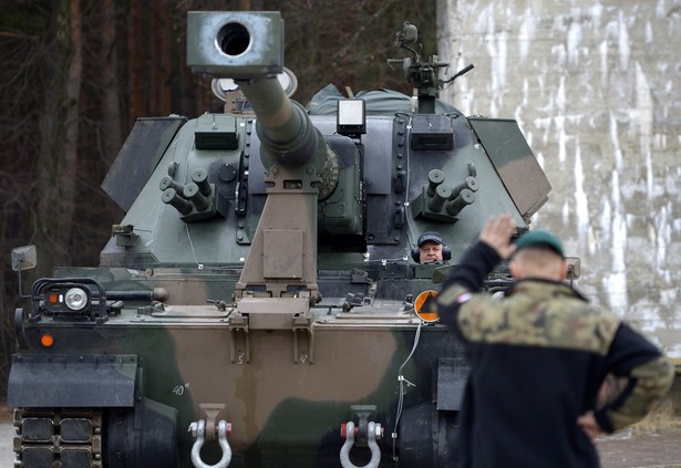 Początki historii Kraba sięgają 1999 roku. Wtedy podpisano umowę licencyjną na produkcję brytyjskich wież z działem 155 mm. Działa miały być osadzone polskim podwoziu produkowanym przez Bumar-Łabędy w Gliwicach. fot. (dd/zuz) PAP/Darek Delmanowicz