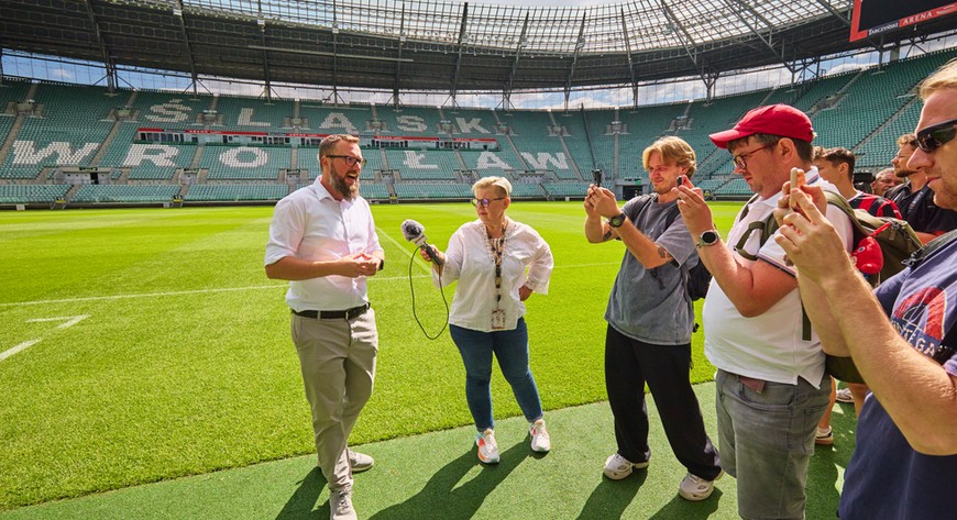 Z centrum dowodzenia grupa przeszła na płytę boiska. Trzeba wiedzieć, że decyzja o koszeniu murawy zależy nie tylko od kalendarza, ale też od konkretnych danych i parametrów.