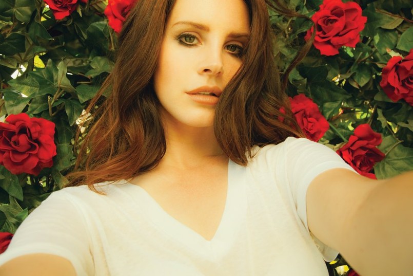 Lana Del Rey niezwykle rzadko występuje w Europie. Jej warszawski koncert jest jak na razie jednym z dwóch potwierdzonych występów w tym roku. A jest dziś jedną z najpopularniejszych wokalistek na świecie. Prawdziwa ikona stylu. Gwiazda. Trochę w stylu retro, co doskonale koresponduje z jej uwielbieniem dla popkultury lat 50-tych i 60-tych. Na scenie muzycznej pojawiła się dekadę temu, ale to za sprawą intrygującego singla „Video Games” i towarzyszącego mu teledysku o Lanie stało się głośno. Klip błyskawicznie stał się viralem, stawiając uzasadnione pytanie: "Kim jest ta dziewczyna?". Wyjaśnienie przyszło błyskawicznie – nową twarzą współczesnego popu, którą pokochają miliony. Kolejne single: '"Born To Die" czy "Blue Jeans" tylko potwierdziły gwiazdorski status młodej wokalistki. Jej debiut, "Born To Die", ukazał się na początku 2012 roku i był jedną z najważniejszych i najlepiej sprzedających się płyt tego roku na świecie. W Polsce niezwykłą popularnością cieszył się melancholijny singiel "Summertime Sadness". W muzyce Lany najważniejszy jest klimat, przywodzący na myśl muzykę i filmy lat 50-tych, 60-tych, stare "Hollywood", elegancję i glamour, ale także współczesne elementy: hip hop, sporo samplingu, doskonałą produkcję i siłę internetowej popularności. Lana Del Rey na „Born To Die” stała się poniekąd definicją amerykańskiej dziewczyny, zakochanej w przeszłości, ale świetnie rozumiejącej teraźniejszość. Na kolejnych dwóch albumach "Ultraviolence" i ubiegłorocznym "Honeymoon" Lana Del Rey rozwinęła swoje umiejętności, potwierdzając klasę znakomitej wokalistki i osoby, która świetnie potrafi dobrać sobie studyjnych współpracowników. Nad jej piosenkami pracowali m.in. Dan Auerbach, Paul Epworth czy Greg Kurstin. Do wielu z jej singli powstają bardzo filmowe teledyski, z rozbudowaną historią, trwające czasem nawet po kilkanaście minut. Niejako ich kontynuacją stał się krótkometrażowy obraz "Tropico", w którym zagrała główną rolę i do którego napisała scenariusz.