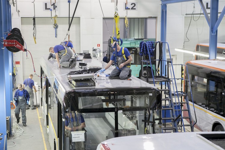 W hali głównej na samym początku montowane są elementy dachowe, m.in. klimatyzacja. Ważnym zagadnieniem podczas tych prac jest bezpieczeństwo pracowników, dlatego stanowisko jest wyposażone w specjalne pasy bezpieczeństwa.