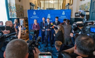 Prezydent Krakowa Łukasz Gibała likwiduje sześć departamentów. Miasto zaoszczędzi 2,3 mln zł rocznie
