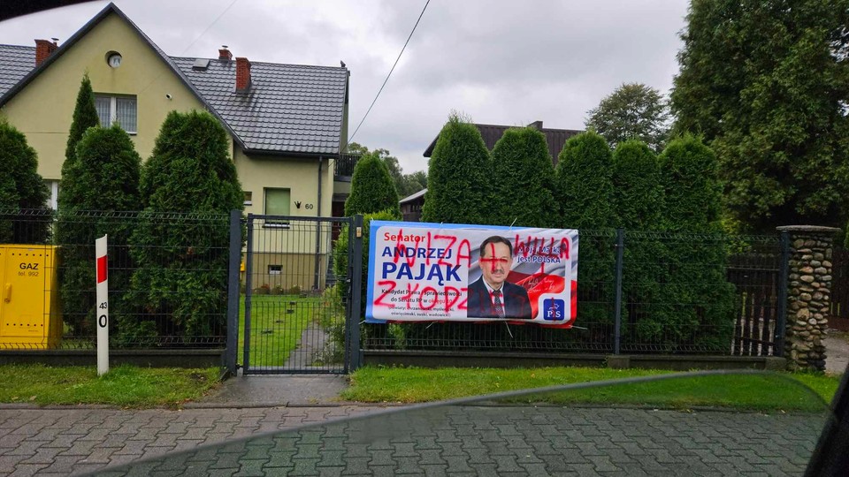 Zniszczone plakaty wyborcze PiS w Makowie Podhalańskim