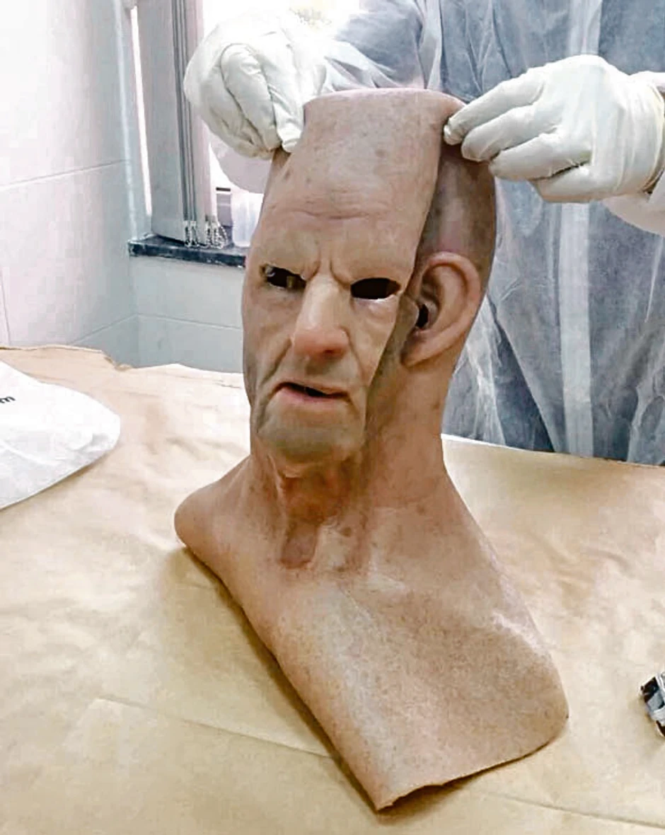 Silikonska maska kvalitetna na internetu se može kupiti za oko 400 evra