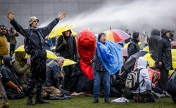 Protest antycovidowców w Amsterdamie. Policja użyła armatek wodnych