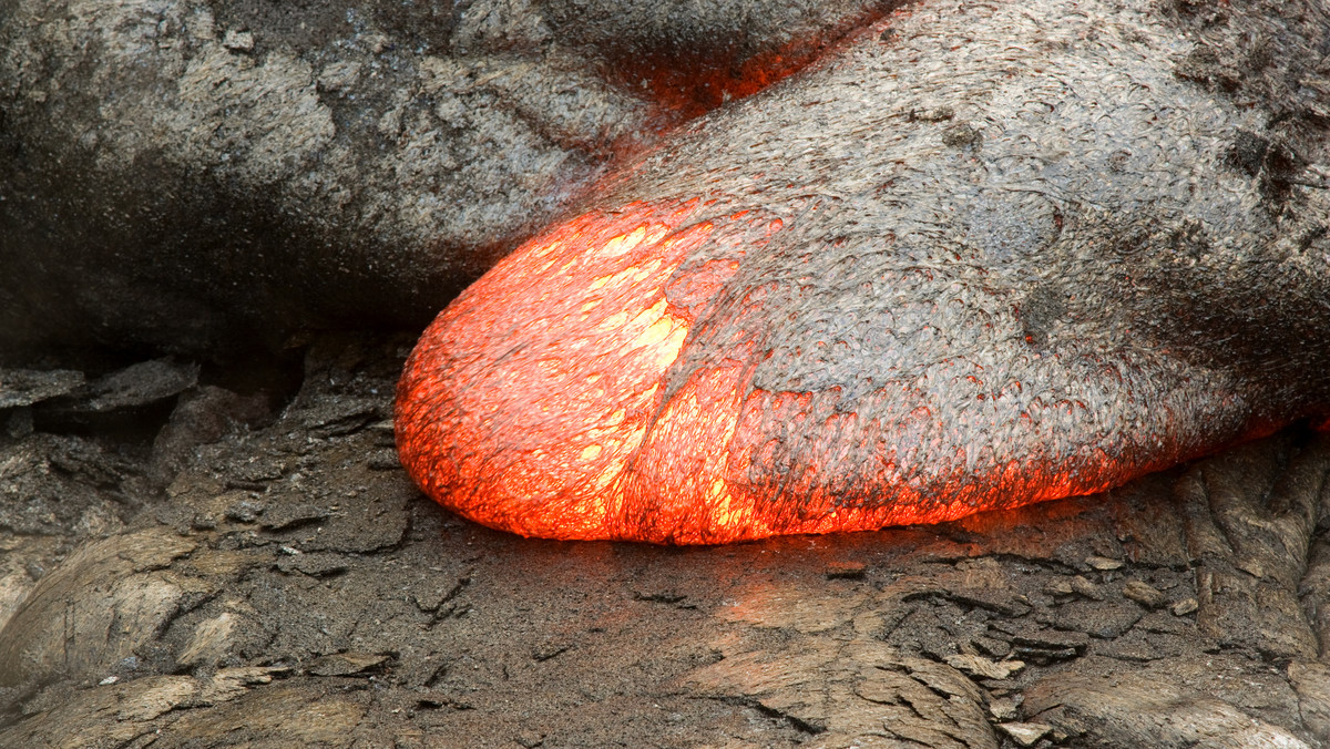 Niewielu z nas mogło przekonać się na własne oczy, jak bardzo destrukcyjną moc ma lawa. Na jednej z hawajskich wysp, Hawaiʻi, znajduje się aktywny wulkan Kīlauea, którego erupcja rozpoczęła się 3 stycznia 1983 roku i... trwa do teraz! Zobacz niezwykłe wideo.