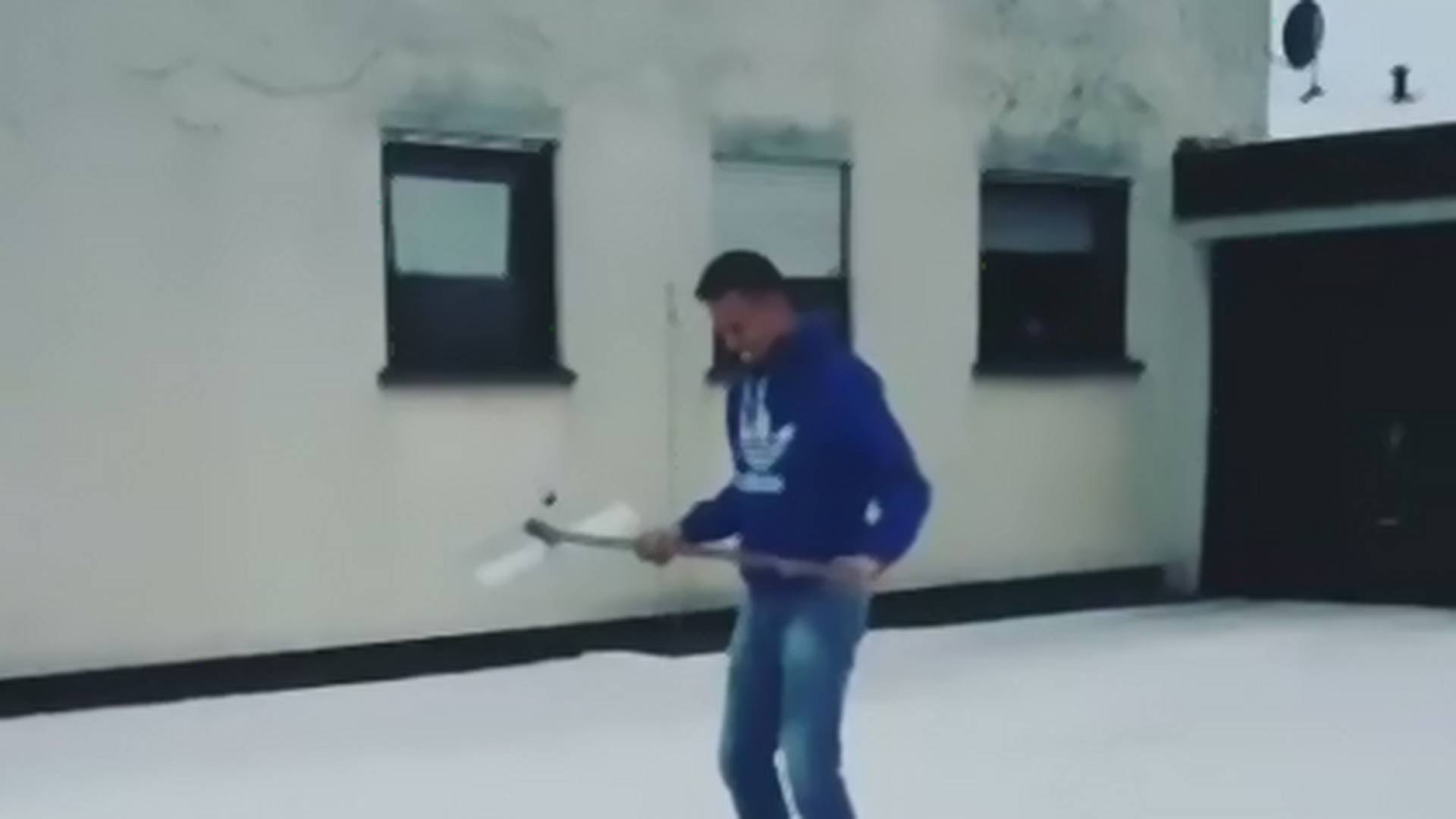 Video Dalmatinca gastarbajtera koji čisti sneg zasmejao region