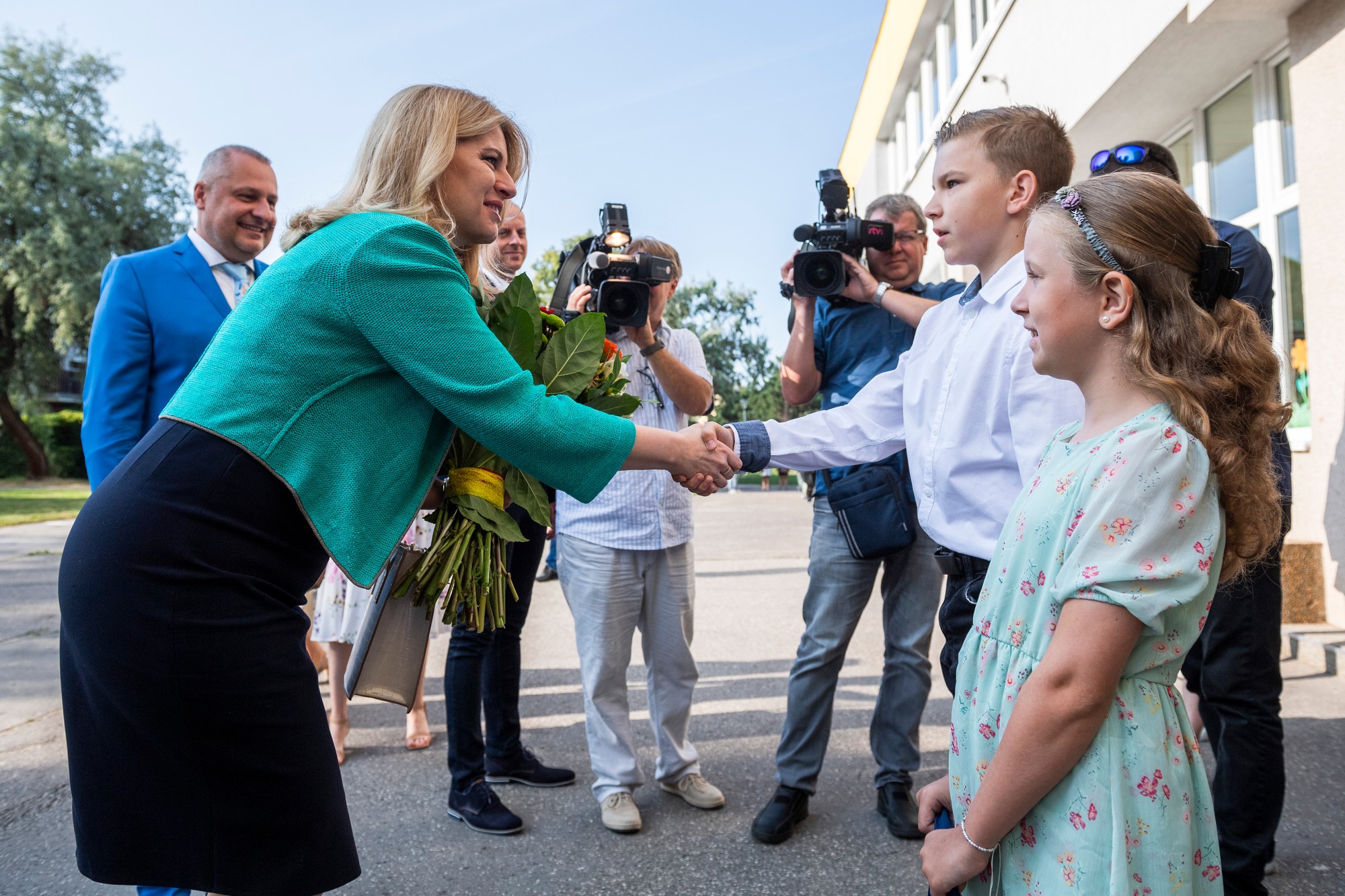 Prezidentka SR Zuzana Čaputová odovzdala koncoročné vysvedčenia žiakom na ZŠ na Železničnej ulici v Bratislave.