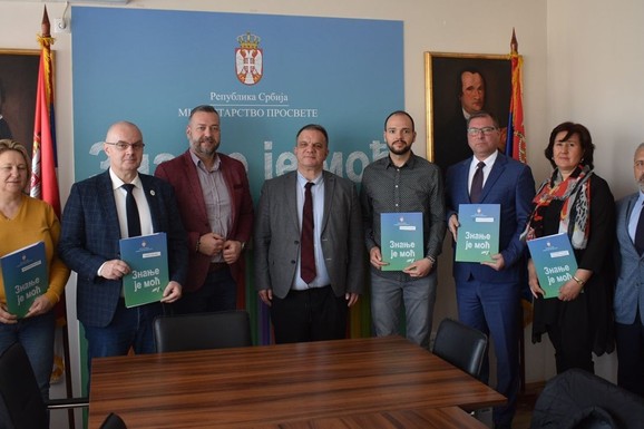Ministar prosvete dodelio ugovore za obuke zaposlenih u prosveti vredne 4,4 miliona dinara