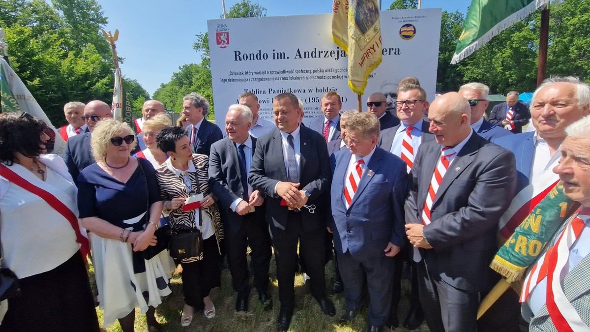 "Zasłużył". Po 14 latach Andrzej Lepper wrócił na drogowskazy