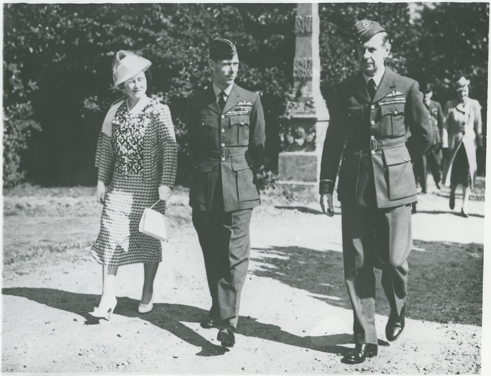 Król Jerzy VI z królową i marszałek lotnictwa Hugh Dowding