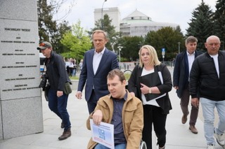 Wyższa renta socjalna? KO i grupa niepełnosprawnych zapowiadają zbiórkę podpisów pod projektem