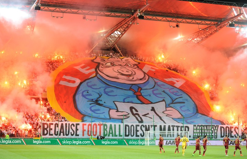 Ostatnio Legia za grę nieuprawnionego piłkarza w meczu z Celtikiem Glasgow została ukarana wykluczeniem z Ligi Mistrzów. Teraz klub z Warszawy może pokutować za zachowanie kibiców.