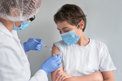 Bejelentette a Pfizer: engedélyezteti a vakcinát 12-15 évesek oltására is